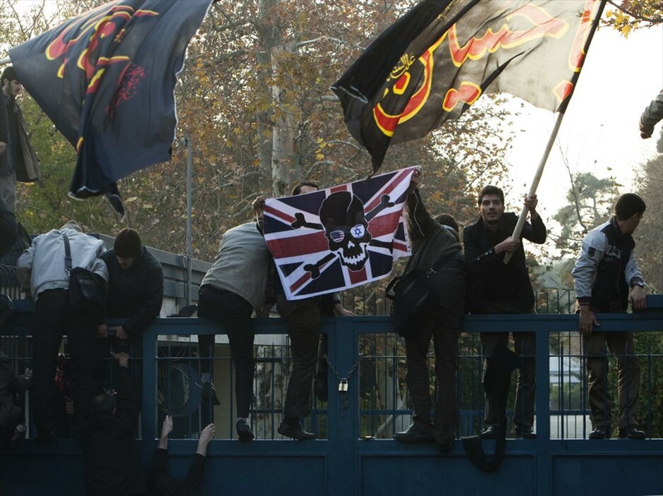 Ιράν: Εισβολή διαδηλωτών στην Βρετανική πρεσβεία #11. Επεισόδια σημειώθηκαν στην Τεχεράνη, στο περιθώριο αντιβρετανικής διαδήλωσης, καθώς μερίδα Ιρανών εισέβαλε στην πρεσβεία της Βρετανίας, πέταξε πέτρες και βόμβες μολότοφ και έκαψε διπλωματικά έγγραφα. Oι δυνάμεις ασφαλείας προσπαθούν να απωθήσουν τους διαδηλωτές, κάποιοι από τους οποίους, σύμφωνα με το πρακτορείο Mehr, σκαρφάλωσαν στην πύλη της πρεσβείας, κατέβασαν και έκαψαν την βρετανική σημαία και έβαλαν στη θέση της μία ιρανική.