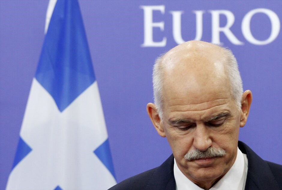 Οι κυβερνήσεις που «έπεσαν» στην Ευρώπη λόγω της οικονομικής κρίσης #6. Μετά την δριμεία κριτική που δέχθηκε στην πρόταση δημοψηφίσματος για νέα δανειακή σύμβαση, κατ΄εφαρμογή της Συμφωνίας της 26ης-27ης Οκτωβρίου, ο Γιώργος Παπανδρέου υπέβαλε την παραίτησή του από την θέση του πρωθυπουργού προκειμένου να δημιουργηθεί μια κυβέρνηση Εθνικής Ενότητας.