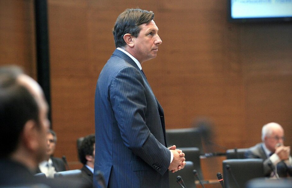 Οι κυβερνήσεις που «έπεσαν» στην Ευρώπη λόγω της οικονομικής κρίσης #11. Η κυβέρνηση του κέντρο-αριστερού συνασπισμού του Παχόρ προσπάθησε μέσω δημοψηφίσματος να προβεί σε μεταρρύθμιση του συνταξιοδοτικού συστήματος, προγραμματίζοντας να αυξήσει το όριο συνταξιοδότησης από τα 63 έτη στα 65. Επιπλέον πρότεινε μια σειρά μέτρων και μεταρρυθμίσεων για την αντιμετώπιση της παράνομης εργασίας και την τόνωση της οικονομίας. Η απόρριψη αυτών των προτάσεων από το λαό σε συνδυασμό με την επιδείνωση των οικονομικών των τραπεζών της χώρας, δυσχέραναν τη βιωσιμότητα των δημόσιων οικονομικών και βάθυναν την οικονομική κρίση, προτάσσοντας ως αναγκαία τη διενέργεια των πρόωρων εκλογών.
