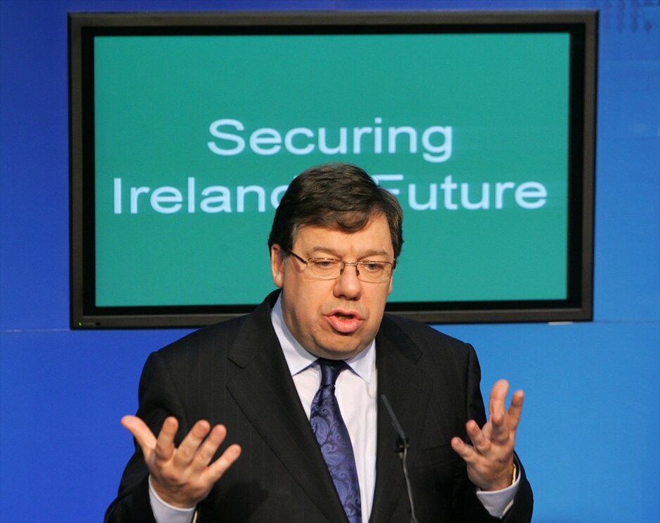 Οι κυβερνήσεις που «έπεσαν» στην Ευρώπη λόγω της οικονομικής κρίσης #15. Η οργή του εκλογικού σώματος για την καταστροφική διαχείριση της οικονομίας της Ιρλανδίας, από την κυβέρνηση του Φιόνα Φάιλ και τον πρωθυπουργό Μπράιαν Κόουεν, φαίνεται πως επιβεβαίωσε τους περισσότερους αναλυτές που έκαναν λόγο περί «εκδίκησης» των ψηφοφόρων εναντίον του. Ο κεντρώος σχηματισμός πλήρωσε στην ουσία την υποστήριξή του στο διεθνές σχέδιο διάσωσης του νησιού που υπογράφτηκε με την Ευρωπαϊκή Ένωση και το Διεθνές Νομισματικό Ταμείο έναντι του ποσού των 85 δισεκατομμυρίων ευρώ.