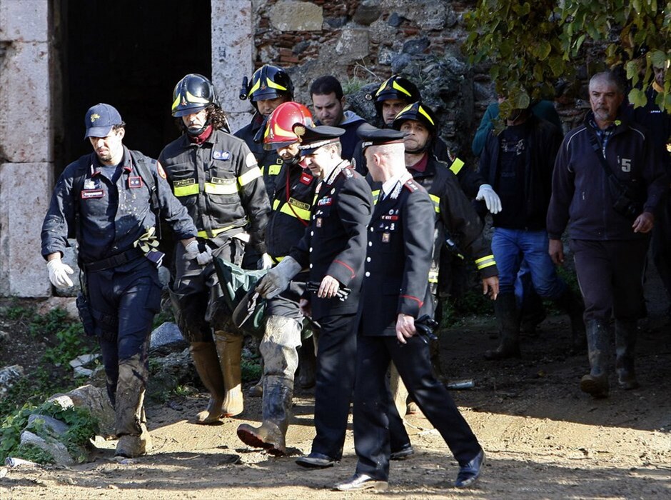 Ιταλία: Κατολισθήσεις λάσπης με νεκρούς #8. Από σφοδρές βροχοπτώσεις και εκτεταμένες πλημμύρες εξακολουθεί να πλήττεται η Ιταλία και κυρίως η νότια. Οι κατολισθήσεις λάσπης παρέσυραν στον θάνατο τέσσερις ανθρώπους στην πόλη Σαπονάρα, στην Σικελία.