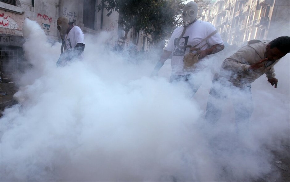 Αίγυπτος: Πέντε ημέρες αιματηρών συγκρούσεων (ανανέωση) #8. Xιλιάδες Αιγύπτιοι παραμένουν στην πλατεία Ταχρίρ του Καΐρου ζητώντας την άμεση απομάκρυνση των στρατιωτικών που κυβερνούν τη χώρα, παρά την υπόσχεση του στρατού για ταχύτερη μετάβαση στην πολιτική ηγεσία.