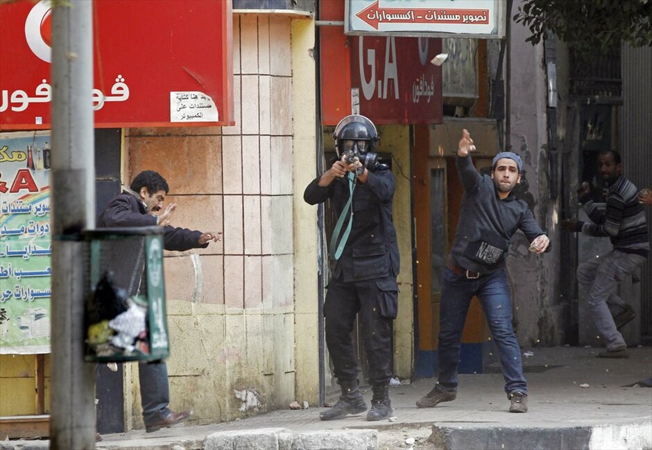 Συνεχίζονται οι αναταραχές στην Αίγυπτο (ανανέωση) #1. Συνεχίζονται για τέταρτη ημέρα οι συγκρούσεις ανάμεσα σε διαδηλωτές που είναι αντίθετοι στο στρατιωτικό καθεστώς της Αιγύπτου και στις δυνάμεις ασφαλείας, που επιχείρησαν εκ νέου να τους απομακρύνουν από την πλατεία Ταχρίρ στο κέντρο του Καΐρου. Η αστυνομία έκανε χρήση δακρυγόνων εναντίον εκατοντάδων διαδηλωτών που απάντησαν σπάζοντας πεζοδρόμια και ρίχνοντάς τα κομμάτια εναντίον τους.