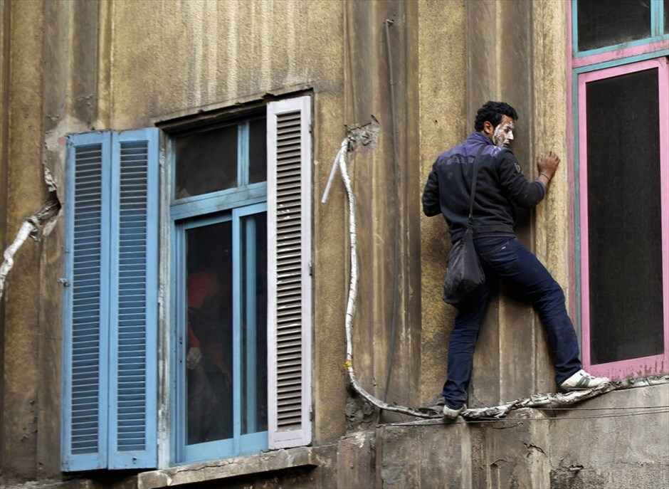 Συνεχίζονται οι αναταραχές στην Αίγυπτο (ανανέωση) #30. Συνεχίζονται για τέταρτη ημέρα οι συγκρούσεις ανάμεσα σε διαδηλωτές που είναι αντίθετοι στο στρατιωτικό καθεστώς της Αιγύπτου και στις δυνάμεις ασφαλείας, που επιχείρησαν εκ νέου να τους απομακρύνουν από την πλατεία Ταχρίρ στο κέντρο του Καΐρου. Η αστυνομία έκανε χρήση δακρυγόνων εναντίον εκατοντάδων διαδηλωτών που απάντησαν σπάζοντας πεζοδρόμια και ρίχνοντάς τα κομμάτια εναντίον τους.