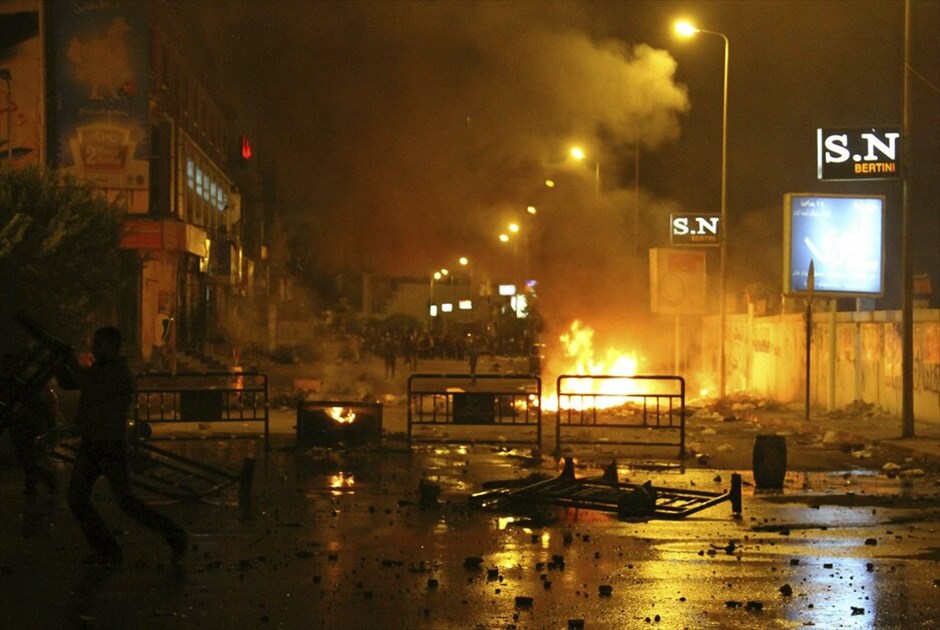 Συνεχίζονται οι αναταραχές στην Αίγυπτο (ανανέωση) #41. Συνεχίζονται για τέταρτη ημέρα οι συγκρούσεις ανάμεσα σε διαδηλωτές που είναι αντίθετοι στο στρατιωτικό καθεστώς της Αιγύπτου και στις δυνάμεις ασφαλείας, που επιχείρησαν εκ νέου να τους απομακρύνουν από την πλατεία Ταχρίρ στο κέντρο του Καΐρου. Η αστυνομία έκανε χρήση δακρυγόνων εναντίον εκατοντάδων διαδηλωτών που απάντησαν σπάζοντας πεζοδρόμια και ρίχνοντάς τα κομμάτια εναντίον τους.