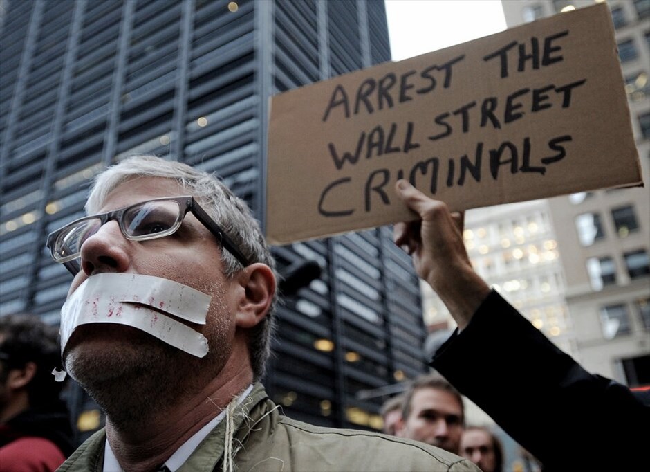 ΗΠΑ: Επεισόδια στην πορεία του κινήματος «Καταλάβετε τη Wall Street» #1. Επεισόδια ξέσπασαν στη Νέα Υόρκη όταν εκατοντάδες διαδηλωτές του κινήματος «Καταλάβατε τη Wall Street» (Occupy Wall Street) επιχείρησαν να πραγματοποιήσουν πορεία προς το Χρηματιστήριο της Νέας Υόρκης αλλά αποκλείστηκαν από τις δυνάμεις της τάξης. Η πορεία, που ξεκίνησε από το πάρκο Ζουκότι από όπου εκδιώχθηκαν οι διαδηλωτές τη νύκτα της Δευτέρας προς την Τρίτη, διακόπηκε από τις δυνάμεις της τάξης στην αρχή της Wall Street, όπου βρίσκεται το χρηματιστήριο.