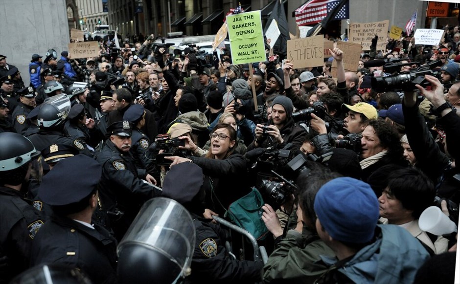 ΗΠΑ: Επεισόδια στην πορεία του κινήματος «Καταλάβετε τη Wall Street» #2. Επεισόδια ξέσπασαν στη Νέα Υόρκη όταν εκατοντάδες διαδηλωτές του κινήματος «Καταλάβατε τη Wall Street» (Occupy Wall Street) επιχείρησαν να πραγματοποιήσουν πορεία προς το Χρηματιστήριο της Νέας Υόρκης αλλά αποκλείστηκαν από τις δυνάμεις της τάξης. Η πορεία, που ξεκίνησε από το πάρκο Ζουκότι από όπου εκδιώχθηκαν οι διαδηλωτές τη νύκτα της Δευτέρας προς την Τρίτη, διακόπηκε από τις δυνάμεις της τάξης στην αρχή της Wall Street, όπου βρίσκεται το χρηματιστήριο.
