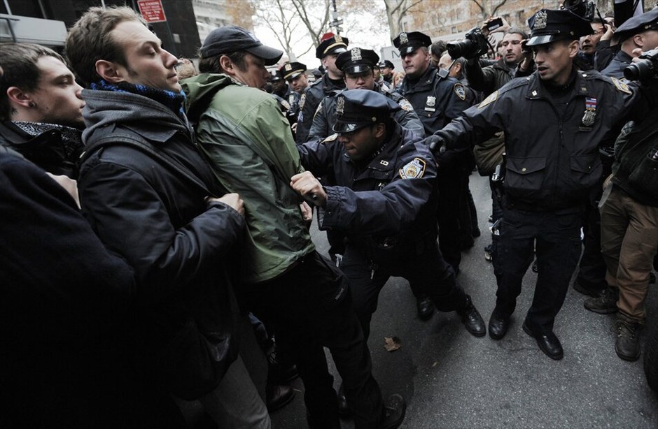 ΗΠΑ: Επεισόδια στην πορεία του κινήματος «Καταλάβετε τη Wall Street» #3. Επεισόδια ξέσπασαν στη Νέα Υόρκη όταν εκατοντάδες διαδηλωτές του κινήματος «Καταλάβατε τη Wall Street» (Occupy Wall Street) επιχείρησαν να πραγματοποιήσουν πορεία προς το Χρηματιστήριο της Νέας Υόρκης αλλά αποκλείστηκαν από τις δυνάμεις της τάξης. Η πορεία, που ξεκίνησε από το πάρκο Ζουκότι από όπου εκδιώχθηκαν οι διαδηλωτές τη νύκτα της Δευτέρας προς την Τρίτη, διακόπηκε από τις δυνάμεις της τάξης στην αρχή της Wall Street, όπου βρίσκεται το χρηματιστήριο.