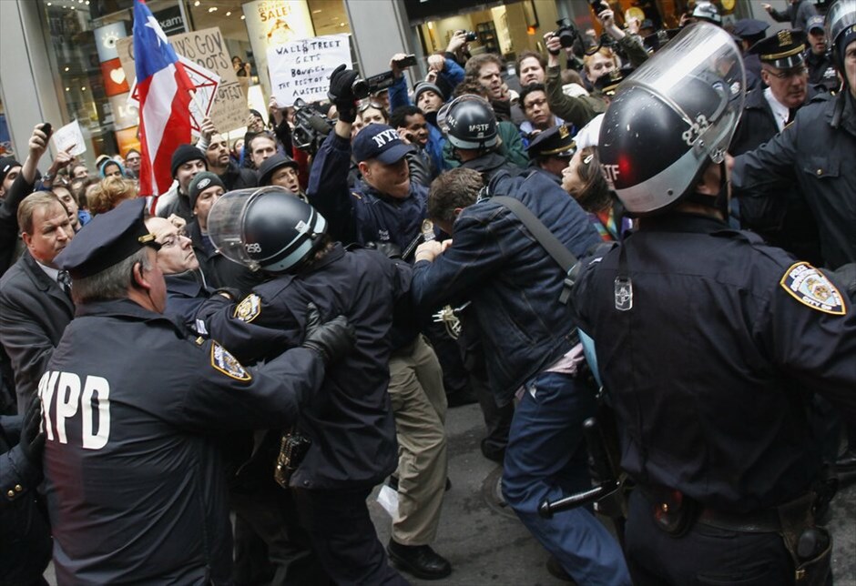 ΗΠΑ: Επεισόδια στην πορεία του κινήματος «Καταλάβετε τη Wall Street» #4. Επεισόδια ξέσπασαν στη Νέα Υόρκη όταν εκατοντάδες διαδηλωτές του κινήματος «Καταλάβατε τη Wall Street» (Occupy Wall Street) επιχείρησαν να πραγματοποιήσουν πορεία προς το Χρηματιστήριο της Νέας Υόρκης αλλά αποκλείστηκαν από τις δυνάμεις της τάξης. Η πορεία, που ξεκίνησε από το πάρκο Ζουκότι από όπου εκδιώχθηκαν οι διαδηλωτές τη νύκτα της Δευτέρας προς την Τρίτη, διακόπηκε από τις δυνάμεις της τάξης στην αρχή της Wall Street, όπου βρίσκεται το χρηματιστήριο.