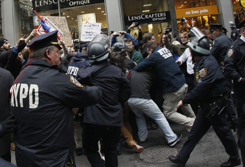 ΗΠΑ: Επεισόδια στην πορεία του κινήματος «Καταλάβετε τη Wall Street» #5. Επεισόδια ξέσπασαν στη Νέα Υόρκη όταν εκατοντάδες διαδηλωτές του κινήματος «Καταλάβατε τη Wall Street» (Occupy Wall Street) επιχείρησαν να πραγματοποιήσουν πορεία προς το Χρηματιστήριο της Νέας Υόρκης αλλά αποκλείστηκαν από τις δυνάμεις της τάξης. Η πορεία, που ξεκίνησε από το πάρκο Ζουκότι από όπου εκδιώχθηκαν οι διαδηλωτές τη νύκτα της Δευτέρας προς την Τρίτη, διακόπηκε από τις δυνάμεις της τάξης στην αρχή της Wall Street, όπου βρίσκεται το χρηματιστήριο.