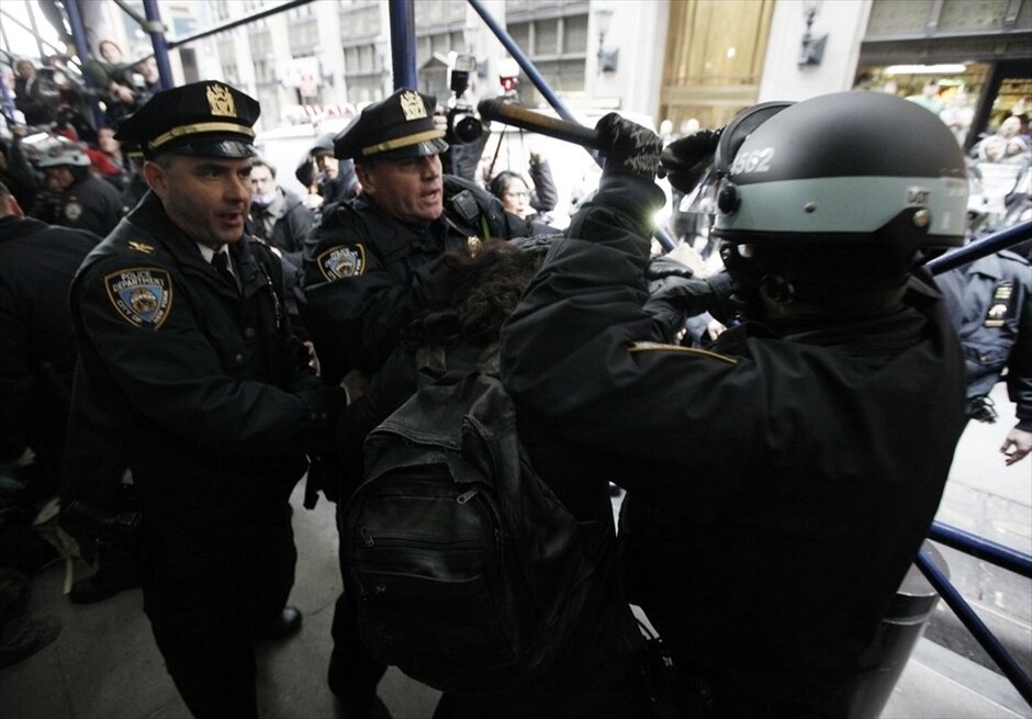 ΗΠΑ: Επεισόδια στην πορεία του κινήματος «Καταλάβετε τη Wall Street» #6. Επεισόδια ξέσπασαν στη Νέα Υόρκη όταν εκατοντάδες διαδηλωτές του κινήματος «Καταλάβατε τη Wall Street» (Occupy Wall Street) επιχείρησαν να πραγματοποιήσουν πορεία προς το Χρηματιστήριο της Νέας Υόρκης αλλά αποκλείστηκαν από τις δυνάμεις της τάξης. Η πορεία, που ξεκίνησε από το πάρκο Ζουκότι από όπου εκδιώχθηκαν οι διαδηλωτές τη νύκτα της Δευτέρας προς την Τρίτη, διακόπηκε από τις δυνάμεις της τάξης στην αρχή της Wall Street, όπου βρίσκεται το χρηματιστήριο.