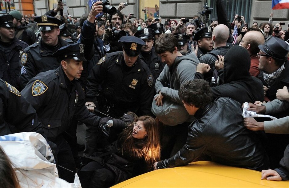 ΗΠΑ: Επεισόδια στην πορεία του κινήματος «Καταλάβετε τη Wall Street» #7. Επεισόδια ξέσπασαν στη Νέα Υόρκη όταν εκατοντάδες διαδηλωτές του κινήματος «Καταλάβατε τη Wall Street» (Occupy Wall Street) επιχείρησαν να πραγματοποιήσουν πορεία προς το Χρηματιστήριο της Νέας Υόρκης αλλά αποκλείστηκαν από τις δυνάμεις της τάξης. Η πορεία, που ξεκίνησε από το πάρκο Ζουκότι από όπου εκδιώχθηκαν οι διαδηλωτές τη νύκτα της Δευτέρας προς την Τρίτη, διακόπηκε από τις δυνάμεις της τάξης στην αρχή της Wall Street, όπου βρίσκεται το χρηματιστήριο.