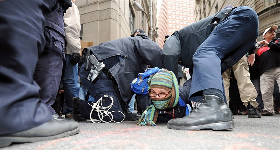 ΗΠΑ: Επεισόδια στην πορεία του κινήματος «Καταλάβετε τη Wall Street» #8. Επεισόδια ξέσπασαν στη Νέα Υόρκη όταν εκατοντάδες διαδηλωτές του κινήματος «Καταλάβατε τη Wall Street» (Occupy Wall Street) επιχείρησαν να πραγματοποιήσουν πορεία προς το Χρηματιστήριο της Νέας Υόρκης αλλά αποκλείστηκαν από τις δυνάμεις της τάξης. Η πορεία, που ξεκίνησε από το πάρκο Ζουκότι από όπου εκδιώχθηκαν οι διαδηλωτές τη νύκτα της Δευτέρας προς την Τρίτη, διακόπηκε από τις δυνάμεις της τάξης στην αρχή της Wall Street, όπου βρίσκεται το χρηματιστήριο.