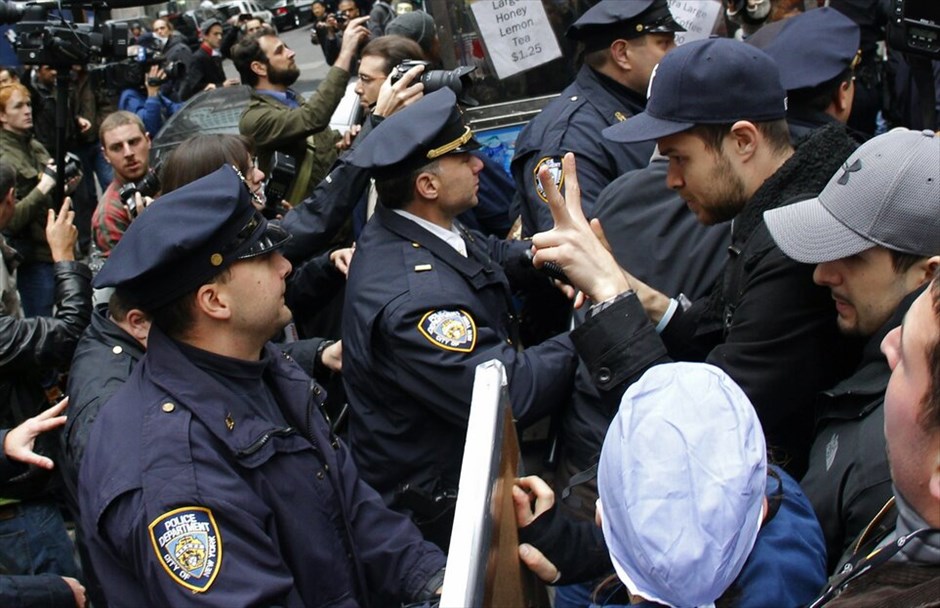 ΗΠΑ: Επεισόδια στην πορεία του κινήματος «Καταλάβετε τη Wall Street» #10. Επεισόδια ξέσπασαν στη Νέα Υόρκη όταν εκατοντάδες διαδηλωτές του κινήματος «Καταλάβατε τη Wall Street» (Occupy Wall Street) επιχείρησαν να πραγματοποιήσουν πορεία προς το Χρηματιστήριο της Νέας Υόρκης αλλά αποκλείστηκαν από τις δυνάμεις της τάξης. Η πορεία, που ξεκίνησε από το πάρκο Ζουκότι από όπου εκδιώχθηκαν οι διαδηλωτές τη νύκτα της Δευτέρας προς την Τρίτη, διακόπηκε από τις δυνάμεις της τάξης στην αρχή της Wall Street, όπου βρίσκεται το χρηματιστήριο.