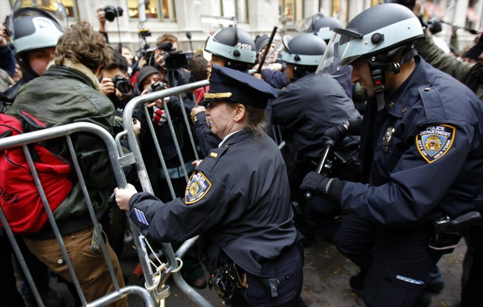 ΗΠΑ: Επεισόδια στην πορεία του κινήματος «Καταλάβετε τη Wall Street» #11. Επεισόδια ξέσπασαν στη Νέα Υόρκη όταν εκατοντάδες διαδηλωτές του κινήματος «Καταλάβατε τη Wall Street» (Occupy Wall Street) επιχείρησαν να πραγματοποιήσουν πορεία προς το Χρηματιστήριο της Νέας Υόρκης αλλά αποκλείστηκαν από τις δυνάμεις της τάξης. Η πορεία, που ξεκίνησε από το πάρκο Ζουκότι από όπου εκδιώχθηκαν οι διαδηλωτές τη νύκτα της Δευτέρας προς την Τρίτη, διακόπηκε από τις δυνάμεις της τάξης στην αρχή της Wall Street, όπου βρίσκεται το χρηματιστήριο.