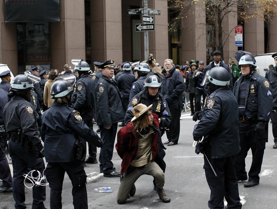 ΗΠΑ: Επεισόδια στην πορεία του κινήματος «Καταλάβετε τη Wall Street» #13. Επεισόδια ξέσπασαν στη Νέα Υόρκη όταν εκατοντάδες διαδηλωτές του κινήματος «Καταλάβατε τη Wall Street» (Occupy Wall Street) επιχείρησαν να πραγματοποιήσουν πορεία προς το Χρηματιστήριο της Νέας Υόρκης αλλά αποκλείστηκαν από τις δυνάμεις της τάξης. Η πορεία, που ξεκίνησε από το πάρκο Ζουκότι από όπου εκδιώχθηκαν οι διαδηλωτές τη νύκτα της Δευτέρας προς την Τρίτη, διακόπηκε από τις δυνάμεις της τάξης στην αρχή της Wall Street, όπου βρίσκεται το χρηματιστήριο.