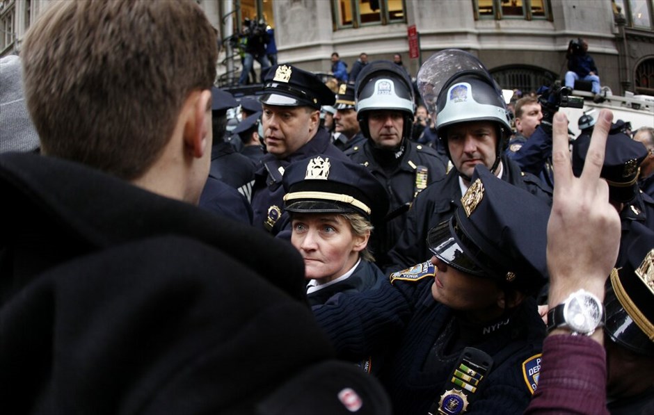 ΗΠΑ: Επεισόδια στην πορεία του κινήματος «Καταλάβετε τη Wall Street» #14. Επεισόδια ξέσπασαν στη Νέα Υόρκη όταν εκατοντάδες διαδηλωτές του κινήματος «Καταλάβατε τη Wall Street» (Occupy Wall Street) επιχείρησαν να πραγματοποιήσουν πορεία προς το Χρηματιστήριο της Νέας Υόρκης αλλά αποκλείστηκαν από τις δυνάμεις της τάξης. Η πορεία, που ξεκίνησε από το πάρκο Ζουκότι από όπου εκδιώχθηκαν οι διαδηλωτές τη νύκτα της Δευτέρας προς την Τρίτη, διακόπηκε από τις δυνάμεις της τάξης στην αρχή της Wall Street, όπου βρίσκεται το χρηματιστήριο.