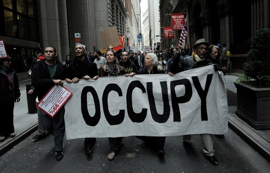 ΗΠΑ: Επεισόδια στην πορεία του κινήματος «Καταλάβετε τη Wall Street» #16. Επεισόδια ξέσπασαν στη Νέα Υόρκη όταν εκατοντάδες διαδηλωτές του κινήματος «Καταλάβατε τη Wall Street» (Occupy Wall Street) επιχείρησαν να πραγματοποιήσουν πορεία προς το Χρηματιστήριο της Νέας Υόρκης αλλά αποκλείστηκαν από τις δυνάμεις της τάξης. Η πορεία, που ξεκίνησε από το πάρκο Ζουκότι από όπου εκδιώχθηκαν οι διαδηλωτές τη νύκτα της Δευτέρας προς την Τρίτη, διακόπηκε από τις δυνάμεις της τάξης στην αρχή της Wall Street, όπου βρίσκεται το χρηματιστήριο.