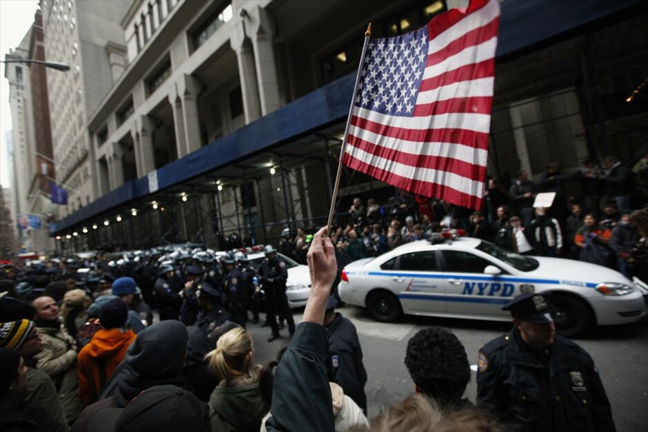 ΗΠΑ: Επεισόδια στην πορεία του κινήματος «Καταλάβετε τη Wall Street» #17. Επεισόδια ξέσπασαν στη Νέα Υόρκη όταν εκατοντάδες διαδηλωτές του κινήματος «Καταλάβατε τη Wall Street» (Occupy Wall Street) επιχείρησαν να πραγματοποιήσουν πορεία προς το Χρηματιστήριο της Νέας Υόρκης αλλά αποκλείστηκαν από τις δυνάμεις της τάξης. Η πορεία, που ξεκίνησε από το πάρκο Ζουκότι από όπου εκδιώχθηκαν οι διαδηλωτές τη νύκτα της Δευτέρας προς την Τρίτη, διακόπηκε από τις δυνάμεις της τάξης στην αρχή της Wall Street, όπου βρίσκεται το χρηματιστήριο.