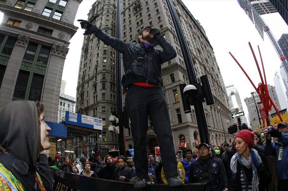 ΗΠΑ: Επεισόδια στην πορεία του κινήματος «Καταλάβετε τη Wall Street» #18. Επεισόδια ξέσπασαν στη Νέα Υόρκη όταν εκατοντάδες διαδηλωτές του κινήματος «Καταλάβατε τη Wall Street» (Occupy Wall Street) επιχείρησαν να πραγματοποιήσουν πορεία προς το Χρηματιστήριο της Νέας Υόρκης αλλά αποκλείστηκαν από τις δυνάμεις της τάξης. Η πορεία, που ξεκίνησε από το πάρκο Ζουκότι από όπου εκδιώχθηκαν οι διαδηλωτές τη νύκτα της Δευτέρας προς την Τρίτη, διακόπηκε από τις δυνάμεις της τάξης στην αρχή της Wall Street, όπου βρίσκεται το χρηματιστήριο.