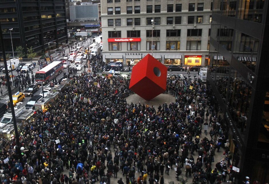 ΗΠΑ: Επεισόδια στην πορεία του κινήματος «Καταλάβετε τη Wall Street» #19. Επεισόδια ξέσπασαν στη Νέα Υόρκη όταν εκατοντάδες διαδηλωτές του κινήματος «Καταλάβατε τη Wall Street» (Occupy Wall Street) επιχείρησαν να πραγματοποιήσουν πορεία προς το Χρηματιστήριο της Νέας Υόρκης αλλά αποκλείστηκαν από τις δυνάμεις της τάξης. Η πορεία, που ξεκίνησε από το πάρκο Ζουκότι από όπου εκδιώχθηκαν οι διαδηλωτές τη νύκτα της Δευτέρας προς την Τρίτη, διακόπηκε από τις δυνάμεις της τάξης στην αρχή της Wall Street, όπου βρίσκεται το χρηματιστήριο.