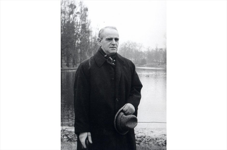 Οι πρωθυπουργοί της Ελλάδας από το 1974 μέχρι σήμερα #2. 24 Ιουλίου 1974 έως 21 Νοεμβρίου 1974: Κυβέρνηση Εθνικής Ενότητας, η μεταβατική πολιτική κυβέρνηση με πρωθυπουργό τον Κωνσταντίνο Καραμανλή και μέλη στελέχη των κομμάτων ΕΡΕ και Ένωση Κέντρου, αλλά και μερικά από τον αντιδικτατορικό αγώνα. ΑΠΕ-ΜΠΕ