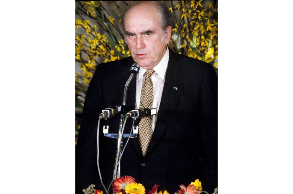 Οι πρωθυπουργοί της Ελλάδας από το 1974 μέχρι σήμερα #7. 5 Ιουνίου 1985 έως 2 Ιουλίου 1989: Ο Ανδρέας Παπανδρέου με το ΠΑΣΟΚ επικράτησε στις βουλευτικές εκλογές της 2ας Ιουνίου του 1985 και επανεξελέγη πρωθυπουργός της Ελλάδος. Της Νέας Δημοκρατίας ηγήθηκε στις εκλογές ο Κωνσταντίνος Μητσοτάκης που είχε διαδεχθεί τον Ευάγγελο Αβέρωφ στην προεδρία του κόμματος (1/9/1984). EUROKINISSI