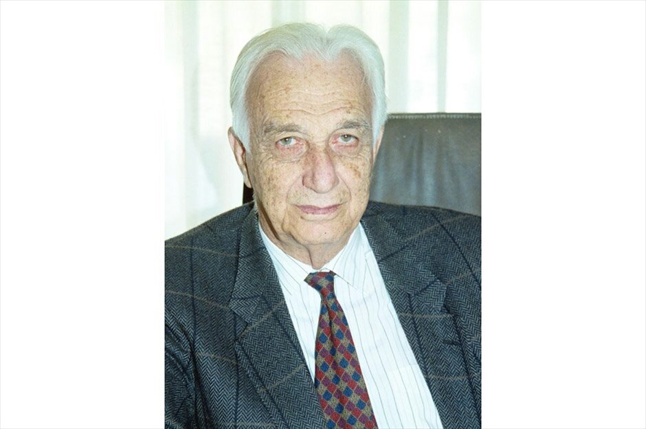 Οι πρωθυπουργοί της Ελλάδας από το 1974 μέχρι σήμερα #8. 2 Ιουλίου 1989 έως 12 Οκτωβρίου 1989: Μετά το πολιτικό αδιέξοδο από τις εκλογές της 18ης Ιουνίου 1989, ο Τζανής Τζαννετάκης είναι ο πρωθυπουργός της νέας κυβέρνησης που προήλθε από τη συνεργασία της Νέας Δημοκρατίας και του Συνασπισμού της Αριστεράς και της Προόδου. EUROKINISSI