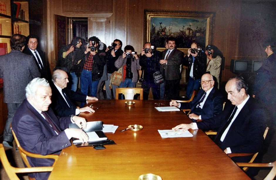 Οι πρωθυπουργοί της Ελλάδας από το 1974 μέχρι σήμερα #10. 23 Νοεμβρίου 1989 έως 11 Απριλίου 1990: Ο ακαδημαϊκός και διαπρεπής οικονομολόγος Ξενοφών Ζολώτας ηγείται της οικουμενικής κυβέρνησης, η οποία είχε τη στήριξη της Νέας Δημοκρατίας, του ΠΑΣΟΚ και του Συνασπισμού της Αριστεράς και της Προόδου. EUROKINISSI