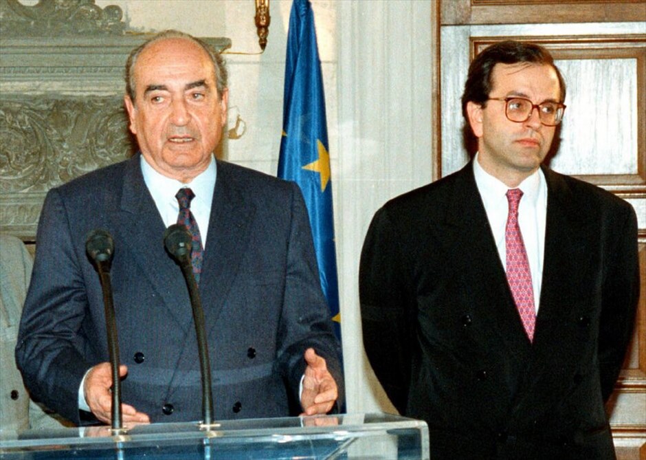 Οι πρωθυπουργοί της Ελλάδας από το 1974 μέχρι σήμερα #11. 11 Απριλίου 1990 έως 13 Οκτωβρίου 1993: Ο Κωνσταντίνος Μητσοτάκης με τη Νέα Δημοκρατία, μετά τη νίκη του στις πρόωρες εκλογές της 8ης Απριλίου 1990, διετέλεσε πρωθυπουργός της χώρας. Η κυβέρνησή του έχοντας χάσει την κοινοβουλευτική πλειοψηφία το Σεπτέμβριο του 1993 παραιτήθηκε και ζήτησε την διεξαγωγή εκλογών τον Οκτώβριο του ίδιου έτους. EUROKINΙSSI