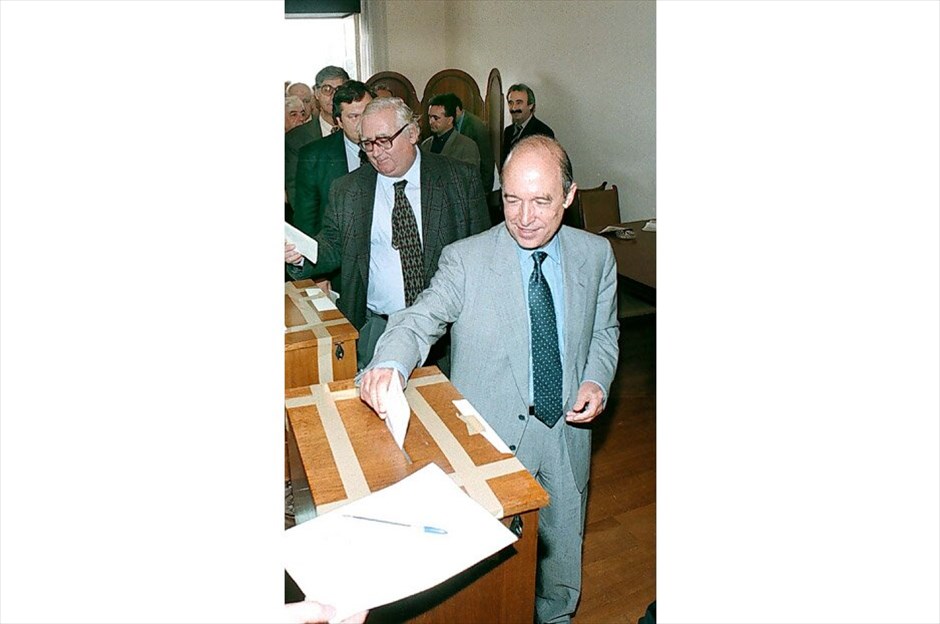 Οι πρωθυπουργοί της Ελλάδας από το 1974 μέχρι σήμερα #13. 22 Ιανουαρίου 1996 έως 25 Σεπτεμβρίου 1996: Μετά την παραίτηση του Ανδρέα Παπανδρέου από την πρωθυπουργία, η κοινοβουλευτική ομάδα του κόμματος αναδεικνύει νέο πρωθυπουργό τον Κώστα Σημίτη. EUROKINISSI