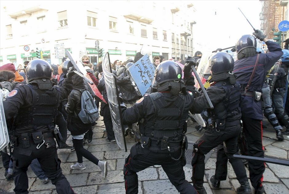 Επεισοδιακές διαδηλώσεις στην Ιταλία (ανανέωση) #3. Χιλιάδες Ιταλοί βγήκαν στους δρόμους σήμερα προκειμένου να διαμαρτυρηθούν για την «κυβέρνηση τραπεζιτών» του Μάριο Μόντι, ο οποίος παρουσιάζει σήμερα μέτρα λιτότητας με στόχο την αποκλιμάκωση του δημόσιου χρέους της Ιταλίας.