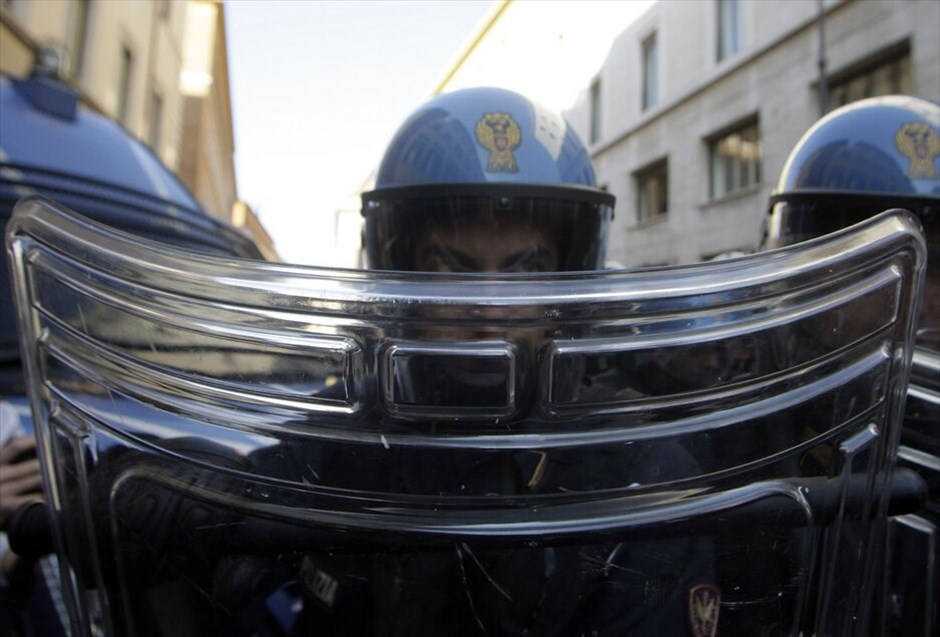 Επεισοδιακές διαδηλώσεις στην Ιταλία (ανανέωση) #8. Χιλιάδες Ιταλοί βγήκαν στους δρόμους σήμερα προκειμένου να διαμαρτυρηθούν για την «κυβέρνηση τραπεζιτών» του Μάριο Μόντι, ο οποίος παρουσιάζει σήμερα μέτρα λιτότητας με στόχο την αποκλιμάκωση του δημόσιου χρέους της Ιταλίας.