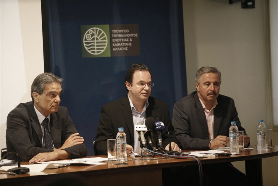 Η νέα κυβέρνηση συνεργασίας #23. Η ηγεσία του υπουργείου Περιβάλλοντος, Ενέργειας και Κλιματικής Αλλαγής παραμένει η ίδια, με επικεφαλής τον κ. Γιώργο Παπακωνσταντίνου, αναπληρωτή υπουργό τον κ. Νίκο Σηφουνάκη και υφυπουργό τον κ. Γιάννη Μανιάτη.