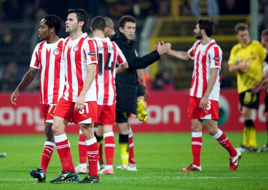 Champions League: Στιγμές από τον αγώνα Ντόρτμουντ - Ολυμπιακού #2. Φτηνή ήττα με 1-0 γνώρισε ο Ολυμπιακός από την Ντόρτμουντ στο «Σίγκναλ Ιντούνα Παρκ» σε ένα ισορροπημένο παιχνίδι, όπου η ισοπαλία θα ήταν το πιο δίκαιο αποτέλεσμα. Για τους «ερυθρόλευκους» το να πετάνε βαθμούς στα φετινά τους παιχνίδια στο Champions League φαίνεται πως έχει γίνει συνήθεια. Μετά τις «τσάμπα» ήττες με Μαρσέιγ στο «Καραϊσκάκη» και Αρσεναλ στο Λονδίνο, ήρθε και η σειρά των πρωταθλητών Γερμανίας να πάρουν ένα τρίποντο, που σε τίποτα δεν άξιζαν, από το συγκρότημα του Ερνέστο Βαλβέρδε.