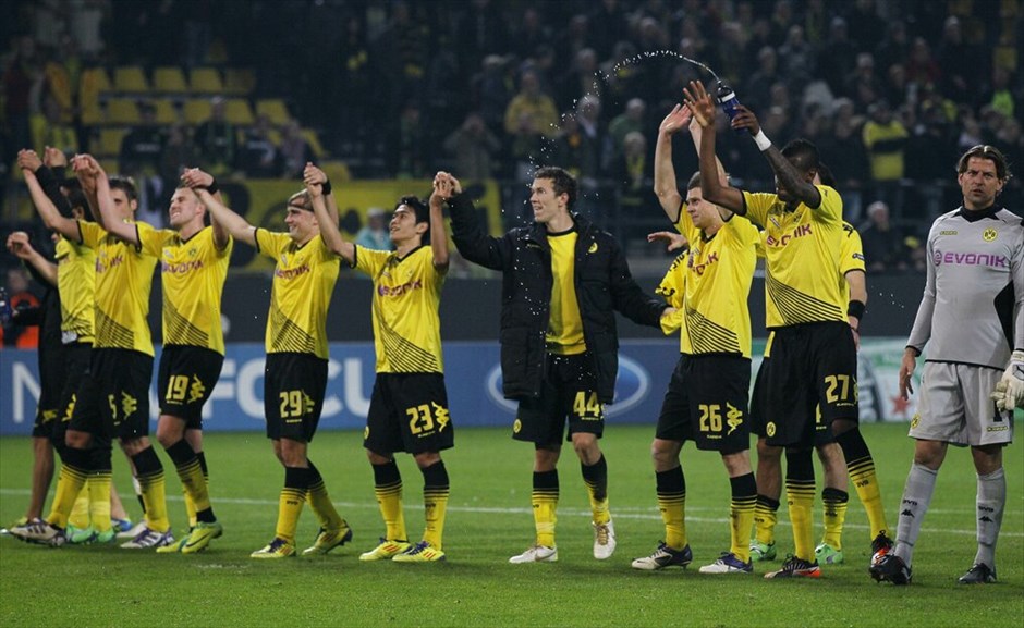 Champions League: Στιγμές από τον αγώνα Ντόρτμουντ - Ολυμπιακού #3. Φτηνή ήττα με 1-0 γνώρισε ο Ολυμπιακός από την Ντόρτμουντ στο «Σίγκναλ Ιντούνα Παρκ» σε ένα ισορροπημένο παιχνίδι, όπου η ισοπαλία θα ήταν το πιο δίκαιο αποτέλεσμα. Για τους «ερυθρόλευκους» το να πετάνε βαθμούς στα φετινά τους παιχνίδια στο Champions League φαίνεται πως έχει γίνει συνήθεια. Μετά τις «τσάμπα» ήττες με Μαρσέιγ στο «Καραϊσκάκη» και Αρσεναλ στο Λονδίνο, ήρθε και η σειρά των πρωταθλητών Γερμανίας να πάρουν ένα τρίποντο, που σε τίποτα δεν άξιζαν, από το συγκρότημα του Ερνέστο Βαλβέρδε.