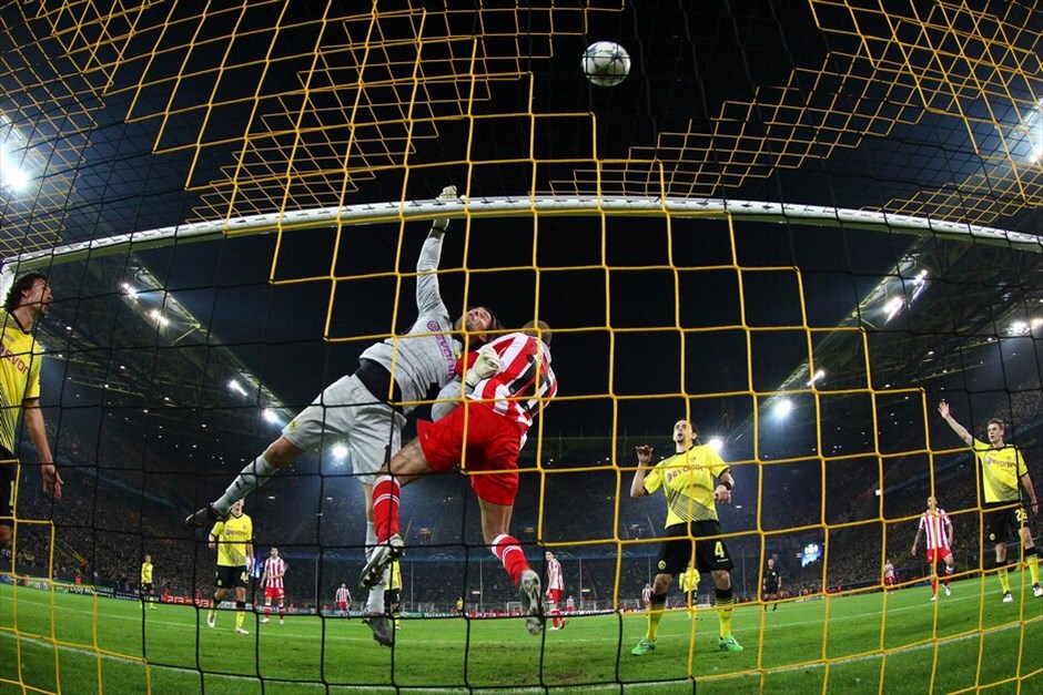 Champions League: Στιγμές από τον αγώνα Ντόρτμουντ - Ολυμπιακού #12. Φτηνή ήττα με 1-0 γνώρισε ο Ολυμπιακός από την Ντόρτμουντ στο «Σίγκναλ Ιντούνα Παρκ» σε ένα ισορροπημένο παιχνίδι, όπου η ισοπαλία θα ήταν το πιο δίκαιο αποτέλεσμα. Για τους «ερυθρόλευκους» το να πετάνε βαθμούς στα φετινά τους παιχνίδια στο Champions League φαίνεται πως έχει γίνει συνήθεια. Μετά τις «τσάμπα» ήττες με Μαρσέιγ στο «Καραϊσκάκη» και Αρσεναλ στο Λονδίνο, ήρθε και η σειρά των πρωταθλητών Γερμανίας να πάρουν ένα τρίποντο, που σε τίποτα δεν άξιζαν, από το συγκρότημα του Ερνέστο Βαλβέρδε.