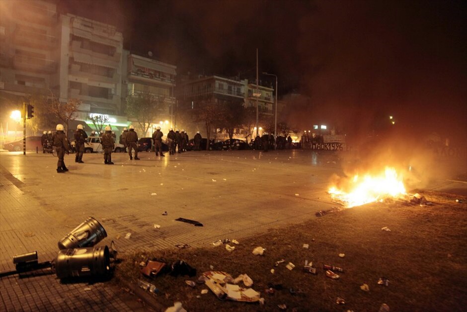 Σούπερ Λίγκα: Η όγδοη αγωνιστική #5. Σοβαρά επεισόδια σημειώθηκαν έξω από το γήπεδο της Τούμπας μιάμιση περίπου ώρα πριν την έναρξη της αναμέτρησης του ΠΑΟΚ με τον Παναθηναϊκό.