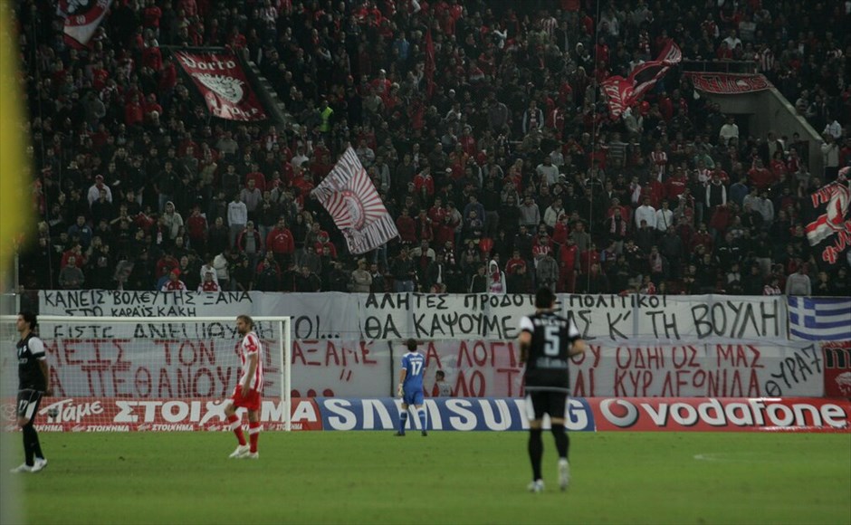 Σούπερ Λίγκα: Η όγδοη αγωνιστική #7. Παλικαρίσια ισοπαλία μέσα στο Καραϊσκάκη πήρε ο ΟΦΗ, ανατρέποντας τα προγνωστικά. Οι Κρητικοί βρέθηκαν να χάνουν με 2-0 από τον Ολυμπιακό, αλλά δεν παρέδωσαν τα όπλα και εν τέλει δικαιώθηκαν. Η ομάδα του Ερνέστο Βλαβέρδε προηγήθηκε με τα γκολ των Τζιμπούρ (45ο λεπτό) και Μιραλάς (62ο λεπτό), αλλά ο ΟΦΗ κατάφερε να πάρει το βαθμό της ισοπαλίας με τα τέρματα των Μάντζιου (71ο λεπτό) και Γεωργίου (74ο λεπτό), αντίστοιχα. Οι «ερυθρόλευκοι» βρίσκονται στην τρίτη θέση της κατάταξης, μετά από έξι αγώνες, με 16 βαθμούς.