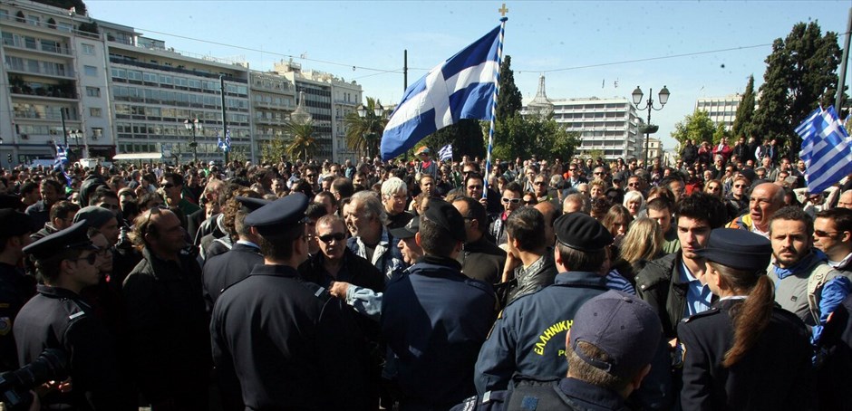 Διαμαρτυρίες και ματαιώσεις παρελάσεων σε πολλές πόλεις σε όλη την Ελλάδα #6. Διαμαρτυρία πολιτών κατά την διάρκεια της μαθητικής παρέλασης για την Επέτειο της 28ης Οκτωβρίου στην Αθήνα. ICON PRESS/ΝΙΚΟΣ ΠΑΛΑΙΟΛΟΓΟΣ