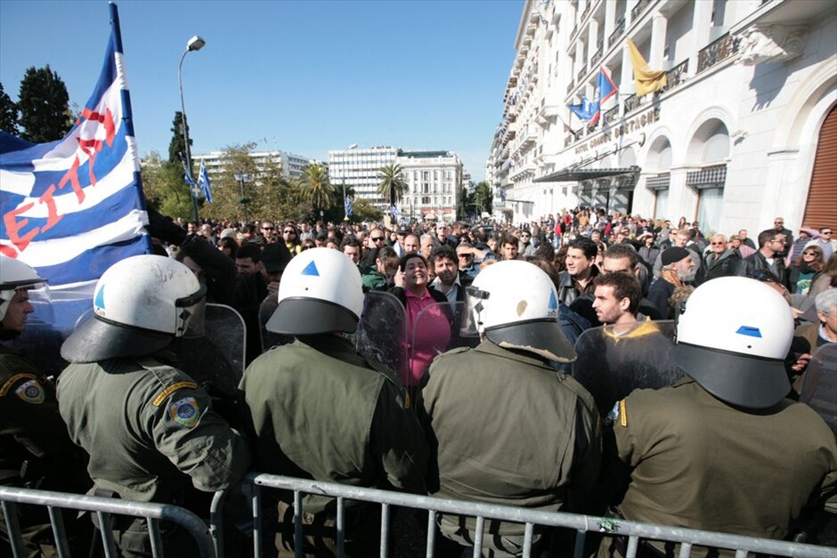 Διαμαρτυρίες και ματαιώσεις παρελάσεων σε πολλές πόλεις σε όλη την Ελλάδα #8. Διαμαρτυρία πολιτών κατά την διάρκεια της μαθητικής παρέλασης για την Επέτειο της 28ης Οκτωβρίου στην Αθήνα. ICON PRESS/ΝΙΚΟΣ ΠΑΛΑΙΟΛΟΓΟΣ
