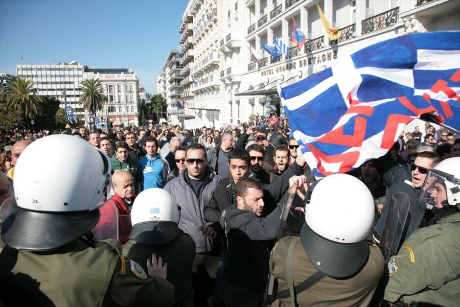 Διαμαρτυρίες και ματαιώσεις παρελάσεων σε πολλές πόλεις σε όλη την Ελλάδα #9. Διαμαρτυρία πολιτών κατά την διάρκεια της μαθητικής παρέλασης για την Επέτειο της 28ης Οκτωβρίου στην Αθήνα. ICON PRESS/ΝΙΚΟΣ ΠΑΛΑΙΟΛΟΓΟΣ