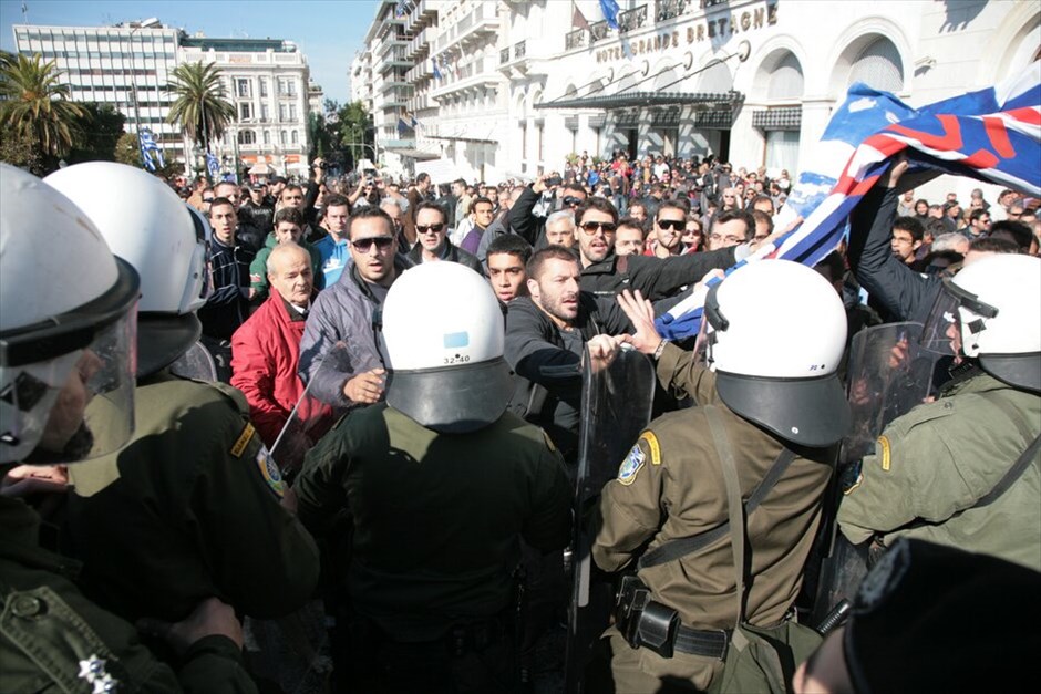 Διαμαρτυρίες και ματαιώσεις παρελάσεων σε πολλές πόλεις σε όλη την Ελλάδα #10. Διαμαρτυρία πολιτών κατά την διάρκεια της μαθητικής παρέλασης για την Επέτειο της 28ης Οκτωβρίου στην Αθήνα. ICON PRESS/ΝΙΚΟΣ ΠΑΛΑΙΟΛΟΓΟΣ