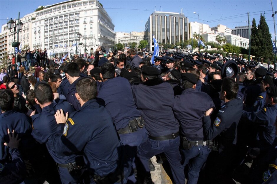 Διαμαρτυρίες και ματαιώσεις παρελάσεων σε πολλές πόλεις σε όλη την Ελλάδα #12. Διαμαρτυρία πολιτών κατά την διάρκεια της μαθητικής παρέλασης για την Επέτειο της 28ης Οκτωβρίου στην Αθήνα. ICON PRESS/ΝΙΚΟΣ ΠΑΛΑΙΟΛΟΓΟΣ
