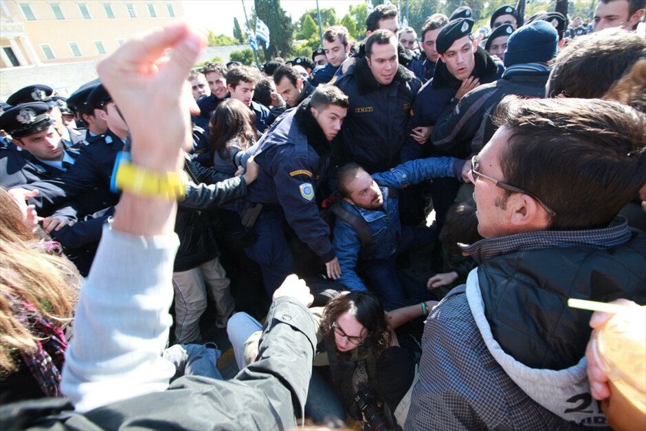 Διαμαρτυρίες και ματαιώσεις παρελάσεων σε πολλές πόλεις σε όλη την Ελλάδα #14. Διαμαρτυρία πολιτών κατά την διάρκεια της μαθητικής παρέλασης για την Επέτειο της 28ης Οκτωβρίου στην Αθήνα. ICON PRESS/ΝΙΚΟΣ ΠΑΛΑΙΟΛΟΓΟΣ