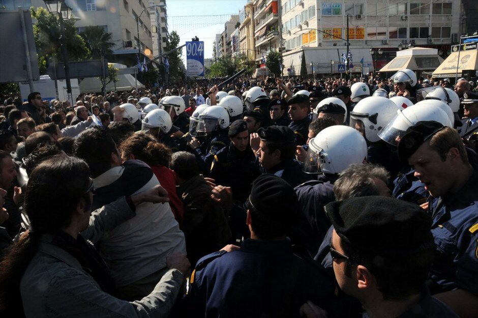 Διαμαρτυρίες και ματαιώσεις παρελάσεων σε πολλές πόλεις σε όλη την Ελλάδα #15. Διαμαρτυρία στην παρέλαση για την Επέτειο της 28ης Οκτωβρίου στον Πειραιά.