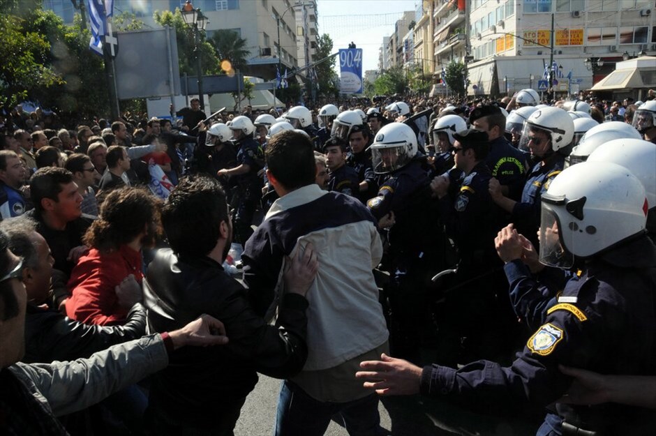 Διαμαρτυρίες και ματαιώσεις παρελάσεων σε πολλές πόλεις σε όλη την Ελλάδα #18. Διαμαρτυρία στην παρέλαση για την Επέτειο της 28ης Οκτωβρίου στον Πειραιά.