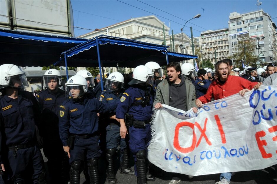Διαμαρτυρίες και ματαιώσεις παρελάσεων σε πολλές πόλεις σε όλη την Ελλάδα #19. Διαμαρτυρία στην παρέλαση για την Επέτειο της 28ης Οκτωβρίου στον Πειραιά.