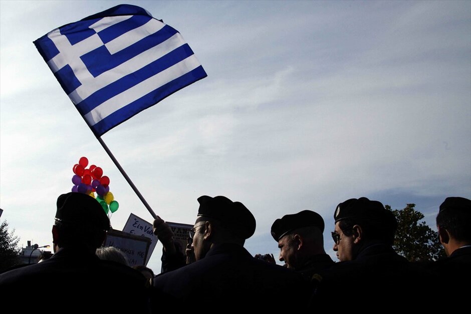 Διαμαρτυρίες και ματαιώσεις παρελάσεων σε πολλές πόλεις σε όλη την Ελλάδα #22. Διαδηλωτές εισήλθαν στο χώρο όπου θα γινόταν η στρατιωτική παρέλαση για την επέτειο της 28ης Οκτωβρίου στη Θεσσαλονίκη, παρουσία του Προέδρου της Δημοκρατίας, με αποτέλεσμα να ματαιωθεί η διεξαγωγή της.
