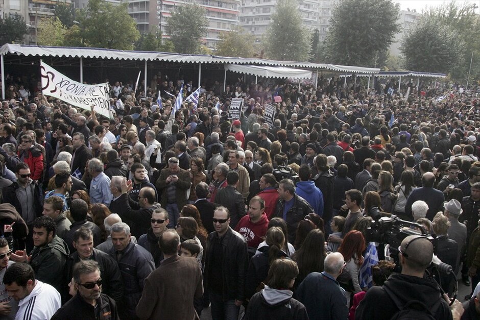 Διαμαρτυρίες και ματαιώσεις παρελάσεων σε πολλές πόλεις σε όλη την Ελλάδα #24. Διαδηλωτές εισήλθαν στο χώρο όπου θα γινόταν η στρατιωτική παρέλαση για την επέτειο της 28ης Οκτωβρίου στη Θεσσαλονίκη, παρουσία του Προέδρου της Δημοκρατίας, με αποτέλεσμα να ματαιωθεί η διεξαγωγή της.